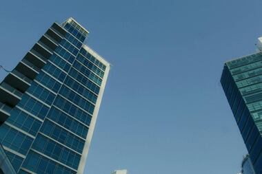 Rénovation énergétique des bâtiments publics : l'importance des baies vitrées performantes dans les équipements communaux