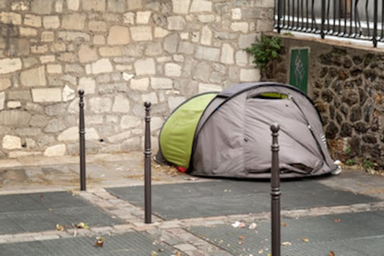Enfants à la rue : le nombre de demandes d’hébergement non pourvues bondit de 42 % depuis 2022