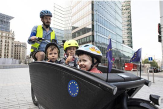 Mobilités douces : à pied, en tram ou à vélo, l’Europe soutient les projets des communes !
