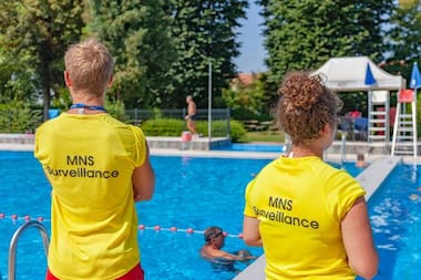 Service public de la piscine : le métier de maître-nageur peine à séduire