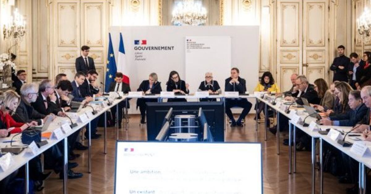 , Nouvel acte de décentralisation : première réunion de travail et premières réserves des élus locaux