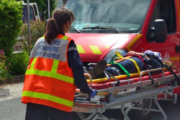 Victime prise en charge par un pompier