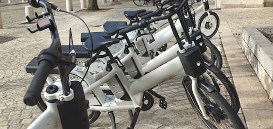 Mobilités durables : comment orchestrer les vélos en free-floating et en LLD sur un territoire ?