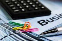 calculette-surendettement-finances-economies-UNE