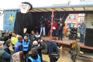 Calais-manif-migrants-Emmaus-UNE