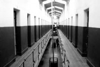 prison-couloir-UNE