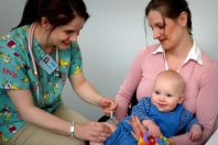 puericultrice-enfant-vaccination-UNE