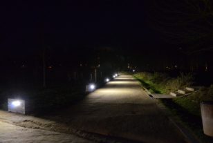 L’obscurité se lève avec la trame noire