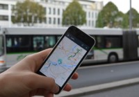 Grâce à un smartphone, l’application ZenBus permet sur une trentaine de lignes du réseau de suivre les véhicules en temps réel et de faire ses propres prédictions