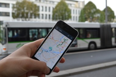 Grâce à un smartphone, l’application ZenBus permet sur une trentaine de lignes du réseau de suivre les véhicules en temps réel et de faire ses propres prédictions