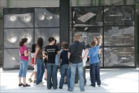 Groupe  de jeunes au Grand Palais, à Paris,