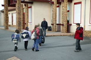 Municipales : la semaine de quatre jours d&rsquo;école agite les débats