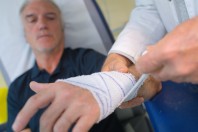 Santé et aide à la personne : « Un effet cocktail multiplie par quatre le risque d’accident du travail »