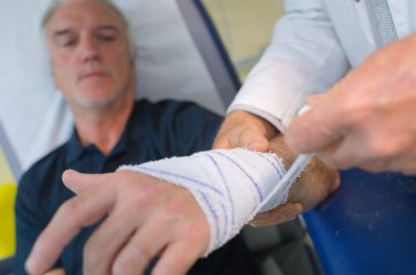 Santé et aide à la personne : « Un effet cocktail multiplie par quatre le risque d’accident du travail »