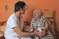 senior et soignant-UNE