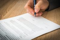 contrat-signature-stylo-UNE