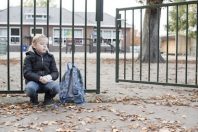 enfant-seul-oublié-ecole-UNE