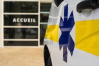 Ambulance avec etoile de vie devant l'accueil d'un hopital-UNE
