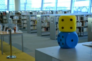 380 X 253 -Bibliotheque-des-Champs-libres-a-Rennes-Cycle-«-A-vous-de-jouer-»-janvier-2014-CC-BY-SA-20 - UNE