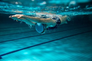 Nageuse en piscine