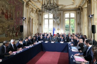 Signature des premiers contrats Etat-Collectivités, le 16 avril 2018 à Matignon.