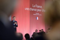 Macron banlieues