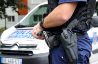 Police municipale 2 Armement pistolet Smith and Wesson SP38.