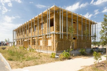 Bâtiment de bureaux à énergie positive d'Izuba énergies à Montpellier : Ossature bois isolation paille.