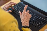 numérique ordinateur femme senior