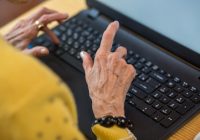 numérique ordinateur femme senior