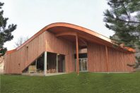 Centre multi-accueil « Le Petit Prince » à Saint-Nom-la-Bretèche : Structure, couverture et bardage entièrement constitués d'éléments en bois.