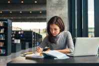 Bibliotheque-ordinateur-Jacob Lund-AdobeStock_140218536-UNE