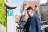 Un automobiliste paie à l'horodateur à Biarritz