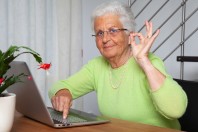 Personne-âgée_actvie_ordinateur