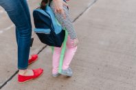école enfant maman cartable