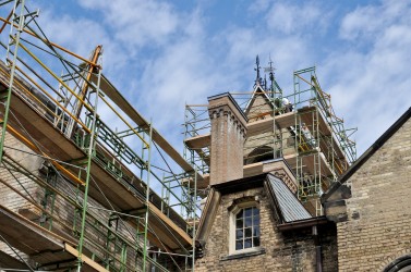 workers restore original architecure on college campus