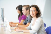 Femme souriante au bureau en formation commerciale