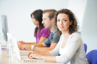 Femme souriante au bureau en formation commerciale