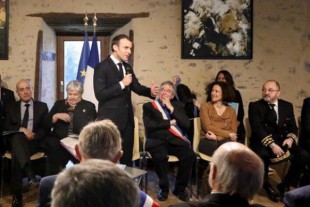 Grand débat : Emmanuel Macron se paie 