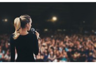 ALDECAstudio-AdobeStock-spectacle-scene-UNE