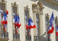 Façade_drapeaux_français