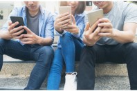 ijeab -AdobeStock-jeunes-applimobile-UNE