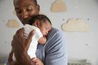 Un père auprès de son enfant
