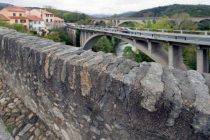 Les ponts de Ceret depuis le Pont du Diable. Le Pont du Diable fut bati en 1321 sous le regne des rois de Majorque.
Veritable Chef-d'oeuvre d'architecture medievale, c'est une construction audacieuse et curieuse: une seule arche de plus de quarante-cinq metres d'ouverture franchissant le Tech dans son entier, la clef de voute se situant a plus de vingt-cinq metres de hauteur.
A cet ouvrage majestueux, a la fois solide et gracieux, l'on prete la legende selon laquelle le diable lui-meme en serait le batisseur en une seule nuit, d'ou son nom: Pont du Diable.
Languedoc-Roussillon