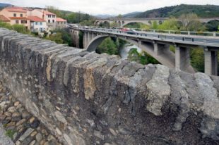 Les ponts de Ceret depuis le Pont du Diable. Le Pont du Diable fut bati en 1321 sous le regne des rois de Majorque.
Veritable Chef-d'oeuvre d'architecture medievale, c'est une construction audacieuse et curieuse: une seule arche de plus de quarante-cinq metres d'ouverture franchissant le Tech dans son entier, la clef de voute se situant a plus de vingt-cinq metres de hauteur.
A cet ouvrage majestueux, a la fois solide et gracieux, l'on prete la legende selon laquelle le diable lui-meme en serait le batisseur en une seule nuit, d'ou son nom: Pont du Diable.
Languedoc-Roussillon