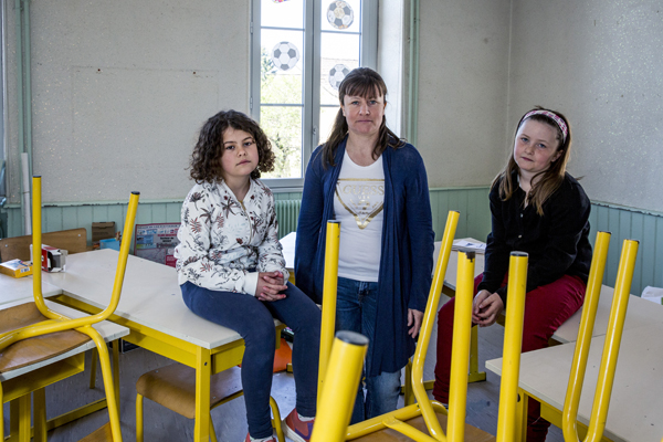 Louise (à gauche) et Maiwenne dans leur ancienne salle de classe, avec Virginie Mignot la mère de Maiwenne.