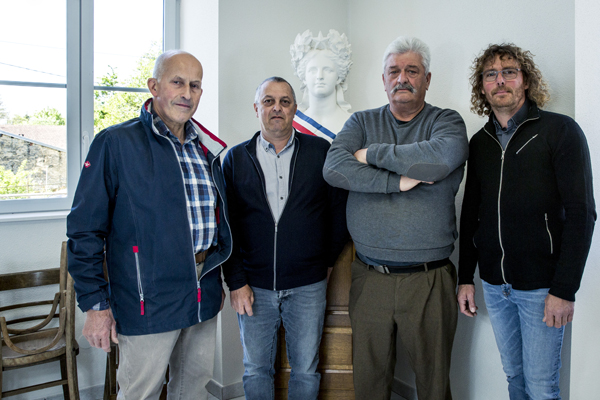 Guy Larocherie, maire de Barges, Yvain Dargent, maire de Cemboing, Yves Mussot, délégué du RPI, conseiller municipal de Cemboing, Sylvain Barthelemy, maire de Raincourt (de gauche à droite).