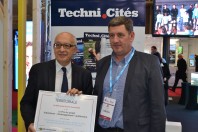 Yvon Robert, maire de Rouen, a reçu son trophée des mains de Jean-David Cadet, secrétaire adjoint AITF Ile-de-France.