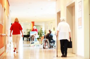 Coronavirus dans les Ehpad : les maires se rebiffent