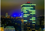 A Rennes, dans chaque quartier, un bâtiment de plus de treize étages est illuminé pour que ses contours donnent des repères aux habitants.
